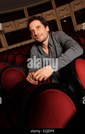 Oliver Mommsen bei einem Porträt-Sitzung am Komödie bin Ku'Damm Theater, wo der Schauspieler spielt derzeit Eine Sommernacht.  Wo: Berlin, Berlin, Deutschland bei: 25. Februar 2013 Stockfoto