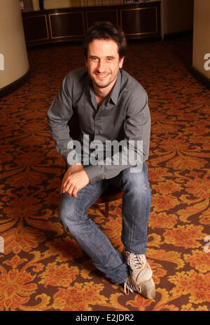 Oliver Mommsen bei einem Porträt-Sitzung am Komödie bin Ku'Damm Theater, wo der Schauspieler spielt derzeit Eine Sommernacht.  Wo: Berlin, Berlin, Deutschland bei: 25. Februar 2013 Stockfoto