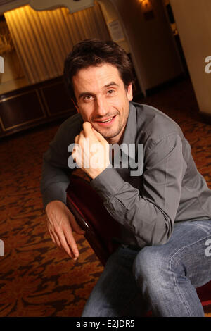 Oliver Mommsen bei einem Porträt-Sitzung am Komödie bin Ku'Damm Theater, wo der Schauspieler spielt derzeit Eine Sommernacht.  Wo: Berlin, Berlin, Deutschland bei: 25. Februar 2013 Stockfoto