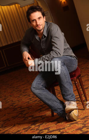 Oliver Mommsen bei einem Porträt-Sitzung am Komödie bin Ku'Damm Theater, wo der Schauspieler spielt derzeit Eine Sommernacht.  Wo: Berlin, Berlin, Deutschland bei: 25. Februar 2013 Stockfoto