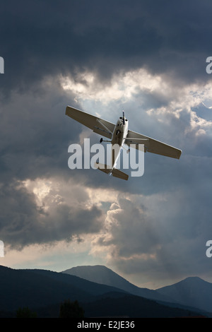 Kleine feste Flügel Flugzeug gegen einen stürmischen Himmel Stockfoto