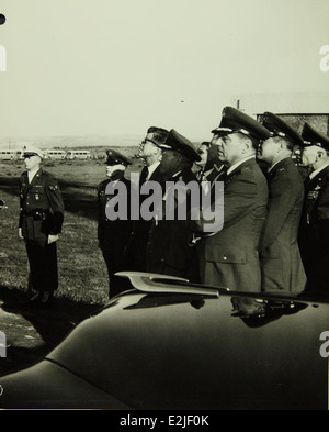 Dieses Foto zeigt die Fort Worth Division von Convair/General Dynamics und zeigt das Werk und sein Personal. Die Division war ein wichtiger Akteur in der Produktion von Militärflugzeugen, insbesondere in den 1950er und 1960er Jahren, und trug maßgeblich zu den Verteidigungsbemühungen der USA bei. Stockfoto