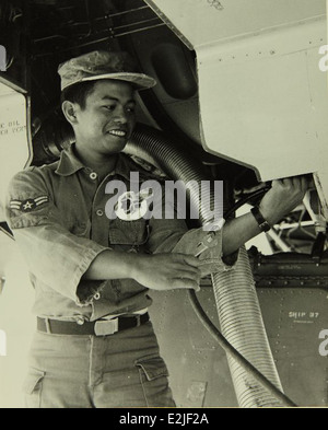 Die Fort Worth Division of Convair/General Dynamics spielte eine zentrale Rolle bei der Produktion von Militärflugzeugen, einschließlich der F-111. Dieses Foto, Teil der Sammlung des San Diego Air and Space Museum, zeigt das Werk und seine Mitarbeiter während einer kritischen Phase der Flugzeugproduktion. Stockfoto