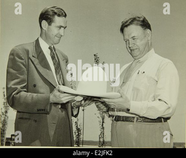 Dieses Foto aus der Fort Worth Division von Convair und General Dynamics zeigt die Belegschaft hinter dem Fertigungsprozess in der Luft- und Raumfahrt. Das Werk in Fort Worth spielte eine entscheidende Rolle bei der Produktion von Militärflugzeugen während und nach dem Zweiten Weltkrieg und trug sowohl zur US Navy als auch zur Air Force bei. Stockfoto