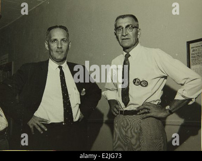 Dieses Bild zeigt das Werk Convair/General Dynamics und die Mitarbeiter, die in der Luft- und Raumfahrtproduktion und -Tests tätig sind. Das in San Diego ansässige Werk war ein wichtiges Zentrum für die Entwicklung von Flugzeugen und Raketen für Militär- und Weltraummissionen. Das Personal spielte eine Schlüsselrolle bei der Weiterentwicklung der Luft- und Raumfahrttechnologie, insbesondere in den 1950er und 1960er Jahren während des Kalten Krieges. Stockfoto