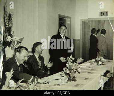 Dieses Foto zeigt Convair/General Dynamics Werk und Personal Mitte des 20. Jahrhunderts. Das Unternehmen war ein wichtiger Akteur in der Luft- und Raumfahrtindustrie und trug maßgeblich zur Entwicklung von Flugzeugen und Raketen während des Kalten Krieges bei. Stockfoto