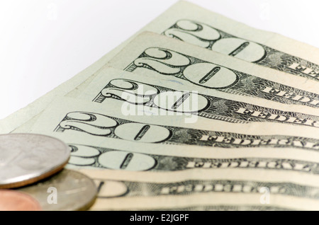 Banknoten von zwanzig und zehn US-Dollar und Cent-Münzen Stockfoto