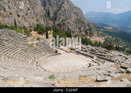 Theater im Heiligtum des Apollo in Delphi, Phokis, Griechenland. Stockfoto