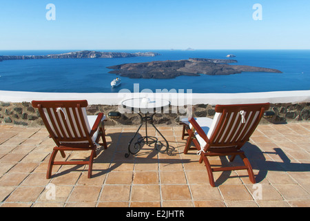 Meerblick von der Terrasse von Fira, Santorini, Ägäische Inseln, Griechenland. Stockfoto