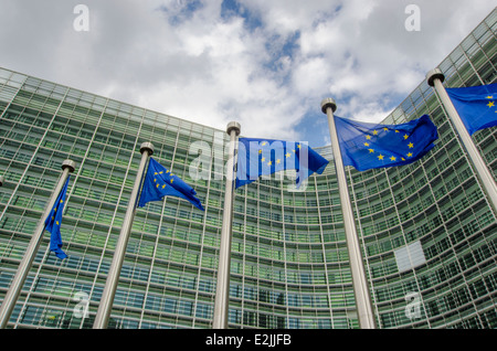 EU-Flaggen vor der Europäischen Kommission in Brüssel Stockfoto