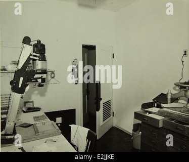 Dieses Foto aus dem Werk Convair/General Dynamics und der Personalsammlung unterstreicht die Rolle der Luft- und Raumfahrtfabrik in der Flugzeugproduktion Mitte des 20. Jahrhunderts. Das Bild zeigt wichtige Momente in der Luftfahrt-Produktion und das Team, das am Bau militärischer und ziviler Flugzeuge beteiligt ist. Stockfoto