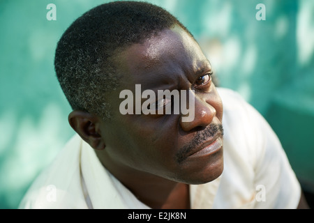 Porträt von Mitte afroamerikanische Mann im Park sitzen und Blick in die Kamera mit traurigen Ausdruck Stockfoto