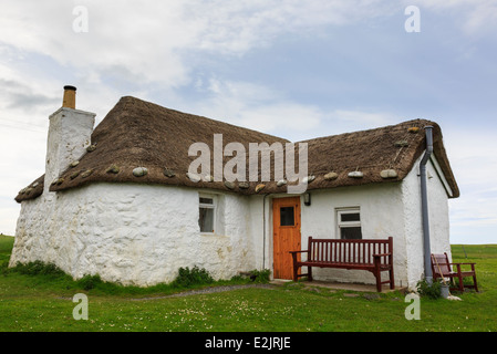 Jugendherberge in alten strohgedeckten Blackhouse Cottage mit weiß getünchten Wänden. Howmore South Uist äußeren Hebriden Western Isles Schottland Stockfoto