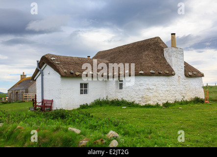 Jugendherberge in alten strohgedeckten blackhouse Cottage mit weiß getünchten Wänden. Howmore South Uist Äußere Hebriden Western Isles Schottland Großbritannien Großbritannien Stockfoto