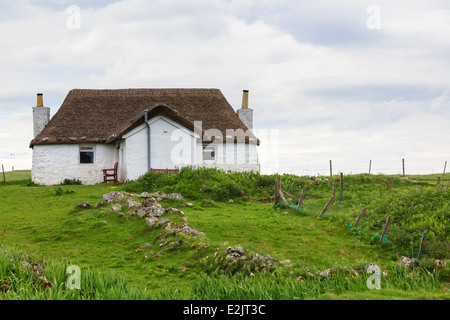 Jugendherberge in alten strohgedeckten Blackhouse Cottage mit weiß getünchten Wänden. Howmore South Uist äußeren Hebriden Western Isles Schottland Stockfoto