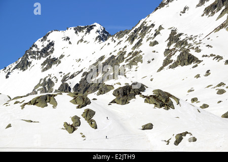 Skifahren abseits der Piste auf spät Skifahrer Schnee im Mai auf dem Gotthard Pass oder St. Gotthard-Pass (Italienisch: Passo del San Gottardo) Stockfoto