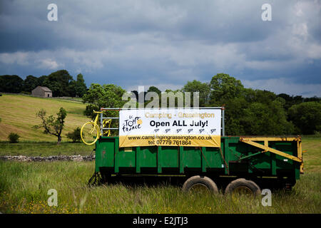 Linton, Yorkshire Dales National Park, UK. 29. Juni 2014. Yorkshire bereitet Le Tour de France durch die Route mit gelben Bikes und Banner zu verzieren, wie Unternehmen für die weltweit größte Radrennen - die Tour de France - die in der Grafschaft auf 5. & 6. Juli 2014 startet bringen Millionen von Fans am Straßenrand Yorkshire rüsten, die Champions des Sports anzufeuern.  Es wird das erste Mal sein, Le Tour im Norden Englands besucht hat, hat bisher nur Besuche auf der Südküste und die Hauptstadt. Bildnachweis: Mar Photographics/Alamy Live-Nachrichten Stockfoto