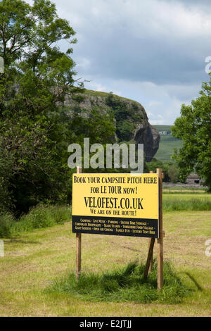 Kilnsey, Yorkshire Dales National Park, UK. 29. Juni 2014. Yorkshire bereitet Le Tour de France durch die Route mit gelben Bikes und Banner zu verzieren, wie Unternehmen für die weltweit größte Radrennen - die Tour de France - die in der Grafschaft auf 5. & 6. Juli 2014 startet bringen Millionen von Fans am Straßenrand Yorkshire rüsten, die Champions des Sports anzufeuern.  Es wird das erste Mal sein, Le Tour im Norden Englands besucht hat, hat bisher nur Besuche auf der Südküste und die Hauptstadt. Bildnachweis: Mar Photographics/Alamy Live-Nachrichten Stockfoto