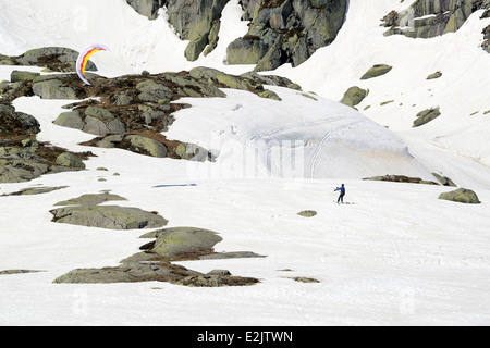 Snowkiten Skifahrer Skifahren abseits der Piste auf spät Schnee im Mai auf dem Gotthard Pass oder St. Gotthard Pass Passo del San Gottardo Stockfoto