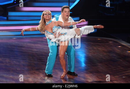 Isabel Edvardsson, Tetje Mierendorf im deutschen Fernsehen RTL show "Let ´s Dance" im Coloneum TV-Studios.  Wo: Köln bei: 12. April 2013 Stockfoto