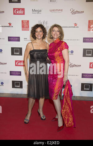 Isabell Varell, Susanne Holst im Licht & Stars Charity-Dinner show von Dunkelziffer e.V. & Leuchtfeuer Hospiz im Grand Elysee Hotel.  Wo: Hamburg, Deutschland bei: 14. April 2013 Stockfoto