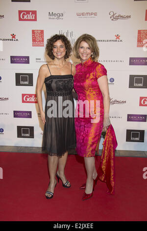 Isabell Varell, Susanne Holst im Licht & Stars Charity-Dinner show von Dunkelziffer e.V. & Leuchtfeuer Hospiz im Grand Elysee Hotel.  Wo: Hamburg, Deutschland bei: 14. April 2013 Stockfoto