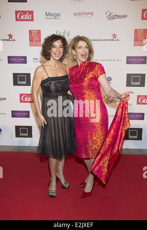 Isabell Varell, Susanne Holst im Licht & Stars Charity-Dinner show von Dunkelziffer e.V. & Leuchtfeuer Hospiz im Grand Elysee Hotel.  Wo: Hamburg, Deutschland bei: 14. April 2013 Stockfoto