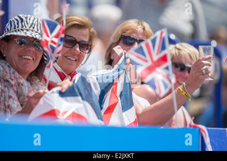 Eastbourne, Vereinigtes Königreich. 20. Juni 2014. Fans von Heather Watson mit Union Fahnen erhalten Sie für ihr Match gegen Madison Keys für ihre Halbfinale Einzel-Match am Tag fünf der Aegon International in Devonshire Park, Eastbourne vorbereitet. Bildnachweis: MeonStock/Alamy Live-Nachrichten Stockfoto