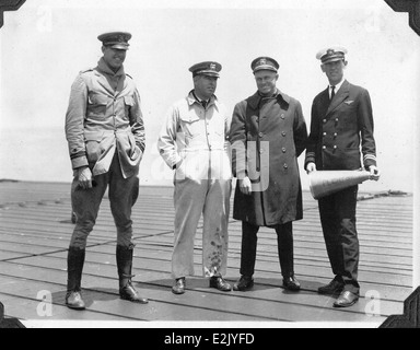 CV-1, USS Langley, Unk Marineoffiziere auf deck Stockfoto