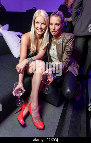 Tina Kaiser und Giulia Siegel bei der Launch-Party des neuen Sony Entertainment Television ausgestrahlt auf der Praterinsel.  Wo: München wenn: 22. April 2013 Stockfoto