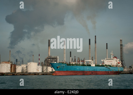 Tanker geladen vor einer Raffinerie in Singapur Stockfoto