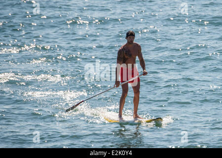 Aberystwyth Wales UK, Freitag, 20. Juni 2014 als den Bann der warmen besiedelt sonniges Wetter geht weiter in Richtung am Wochenende eine Paddleboarder genießen Sie das ruhige Meer Aberystwyth an der Westküste Wales Cardigan Bay UK Credit: Keith Morris/Alamy Live-Nachrichten Stockfoto
