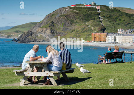 Aberystwyth Wales UK, Freitag, 20. Juni 2014 als den Bann der warmen besiedelt sonniges Wetter geht weiter in Richtung am Wochenende Leute genießen Sie die Aussicht auf der Landzunge mit Blick auf das Seebad Aberystwyth an der Westküste Wales Cardigan Bay UK Credit: Keith Morris/Alamy Live-Nachrichten Stockfoto