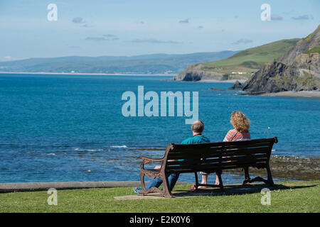 Aberystwyth Wales UK, Freitag, 20. Juni 2014 als den Bann der warmen besiedelt sonniges Wetter geht weiter in Richtung am Wochenende Leute genießen Sie die Aussicht auf der Landzunge mit Blick auf das Seebad Aberystwyth an der Westküste Wales Cardigan Bay UK Credit: Keith Morris/Alamy Live-Nachrichten Stockfoto