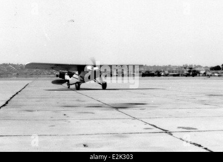 Die Ryan NYP Replik, ausgestellt auf NAS NI, ist eine Reproduktion des berühmten Spirit of St. Louis, das Flugzeug, das Charles Lindbergh auf dem ersten Nonstop-Transatlantikflug 1927 geflogen hat. Diese Nachbildung ehrt das Erbe der Pioniere der Luftfahrt. Stockfoto
