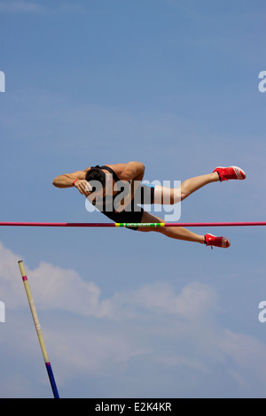 Britischer Leichtathlet Jack Phipps löscht die Bar bei einem treffen sich bei Mt Sac in Walnut, Kalifornien Stockfoto