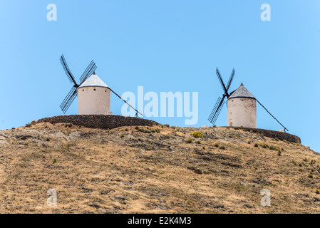 Traditionelle Windmühle im Bereich La Mancha in Spanien. Stockfoto