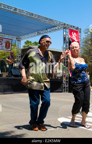 Besucher tanzen und genießen die Karnevalsatmosphäre am Strassenfest in Tustin, Kalifornien Stockfoto