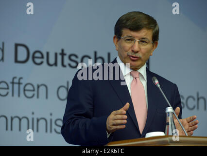 Istanbul, Deutschland. 20. Juni 2014. Abgebildet ist der türkische Außenminister Ahmet Davutoglu bei einer Pressekonferenz nach der zweiten deutsch-türkischen strategischen Dialog zwischen Außenminister in Istanbul, Deutschland, 20. Juni 2014. Foto: Rainer Jensen/Dpa/Alamy Live-Nachrichten Stockfoto