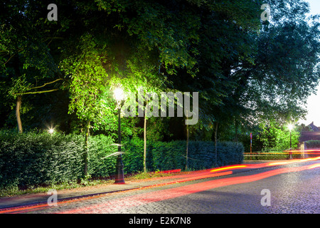 auf einer Straße mit Lichter Pfingstmontag Lichtlinien aus Auto Stockfoto