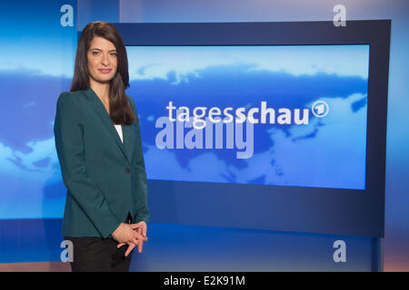 Linda Zervakis wird als neue Hauptmoderatorin für deutsche ARD Nachrichten "Tagesschau" im ARD-Aktuell-Studio angekündigt.  Wo: Hamburg, Deutschland bei: 16. Mai 2013 Stockfoto