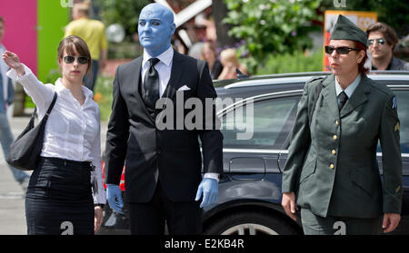 Erlangen, Deutschland. 19. Juni 2014. Ein Mann verkleidet als "Dr. Manhattan" des Comics "Watchmen" kommt an der internationalen Comic-Salon, begleitet von "militärischen Eskorte" in Erlangen, Deutschland, 19. Juni 2014. Das größte Comic-Festival für die deutschsprachigen Märkte läuft bis 22 Juni. Foto: DANIEL KARMANN/Dpa/Alamy Live News Stockfoto