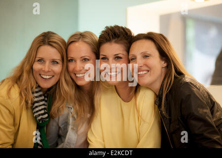 Miriam Lange Angela Finger-Erben Vanessa Blumhagen Roberta Bieling bei der Eröffnung der Luxuslashes Lounge ein Beauty-Salon.  Wo: Stockfoto