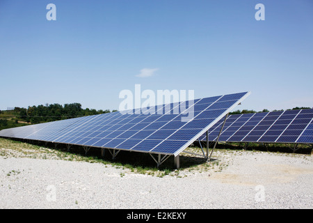 Photovoltaik-Panel, Saint-Marcellin, Isere, Rhone-Alpes, Frankreich. Stockfoto