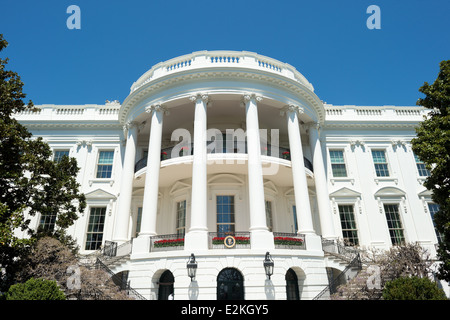 WASHINGTON DC, Vereinigte Staaten – das Südportico des Weißen Hauses an der 1600 Pennsylvania Avenue NW steht vor einem klaren blauen Himmel. Der neoklassizistische Eingang, der 1824 hinzugefügt wurde, verfügt über markante Säulen und den Truman Balkon darüber. Dieser ikonische Blick auf das Herrenhaus zeigt den primären zeremoniellen Eingang des Präsidenten. Stockfoto