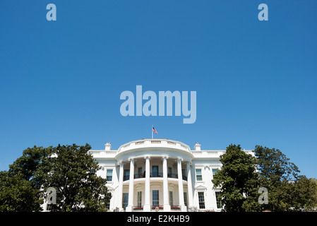 WASHINGTON DC, Vereinigte Staaten – das Südportico des Weißen Hauses an der 1600 Pennsylvania Avenue NW steht vor einem klaren blauen Himmel. Der neoklassizistische Eingang, der 1824 hinzugefügt wurde, verfügt über markante Säulen und den Truman Balkon darüber. Dieser ikonische Blick auf das Herrenhaus zeigt den primären zeremoniellen Eingang des Präsidenten. Stockfoto