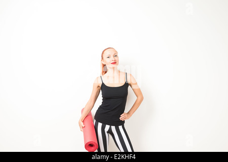 Übung-Fitness-Frau bereit für Training Stand halten Yogamatte auf weißem Hintergrund Stockfoto