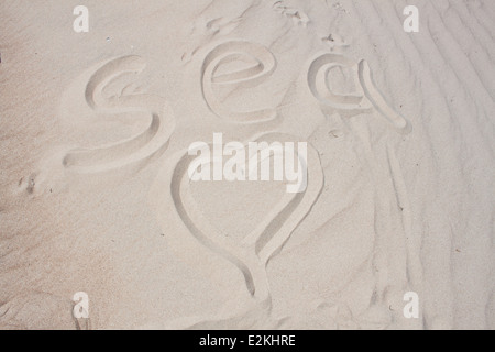 weißer Sand "Meer Text" Text Textur Muster Hintergrund strukturiert "Herzform" "Meer Wort" Stockfoto