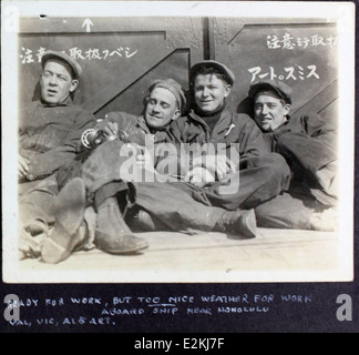 Dieses Bild aus dem Al Menasco Album zeigt die Piloten Arthur R. Smith und Albert Menasco. Beide waren bekannt für ihre Beiträge zur frühen Luftfahrt und zum Barnstorming, wobei Menasco auch für seine Arbeit in der Entwicklung von Flugzeugtriebwerken bekannt war. Stockfoto