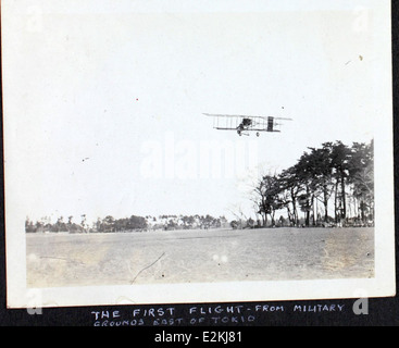 Dieses Bild aus dem Al Menasco Album zeigt Art Smith, einen Pionier der Luftfahrt, der für seine Barnstorming-Auftritte bekannt ist. Albert Menasco war eine einflussreiche Persönlichkeit in der Entwicklung der Luftfahrt und wird für seine Beiträge zum frühen Flug in Erinnerung gerufen. Stockfoto